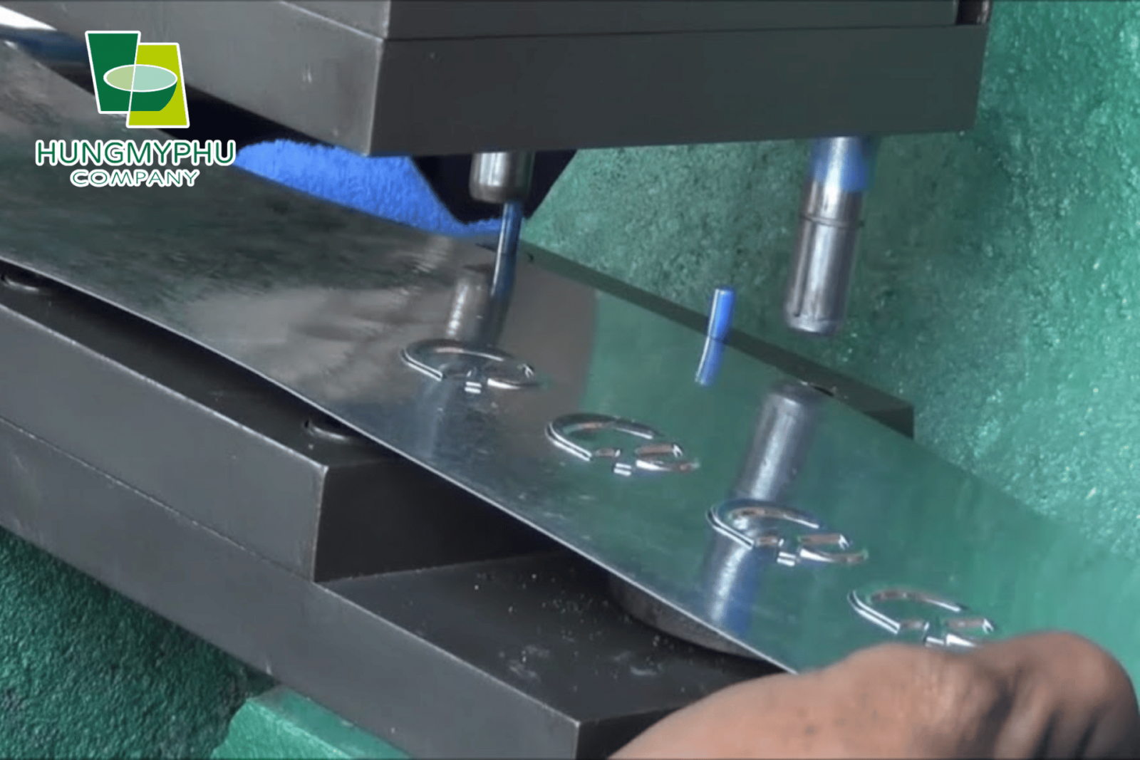 dập nổi trên thép